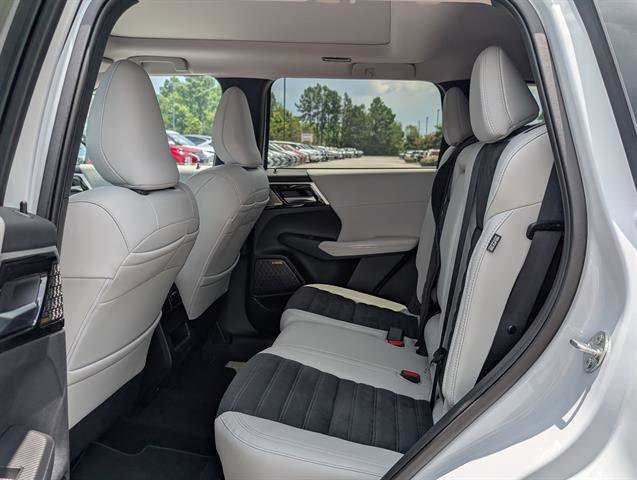 Used 2025 White Diamond Mitsubishi SE image 26