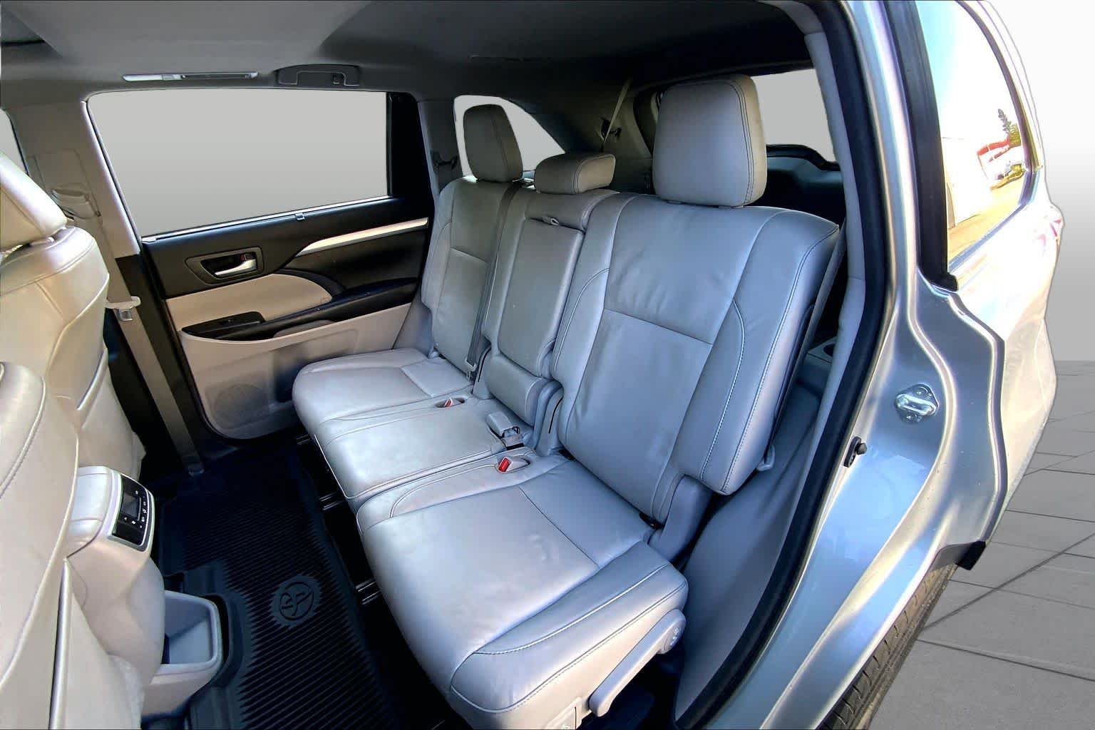 Used 2018 Celestial Silver Metallic Toyota XLE image 21