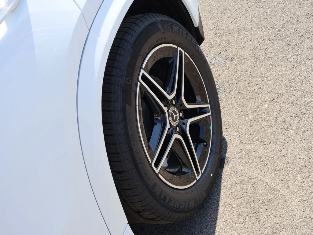 New 2026 MANUFAKTUR Moonlight White Metallic Mercedes-Benz GLE 450 image 39