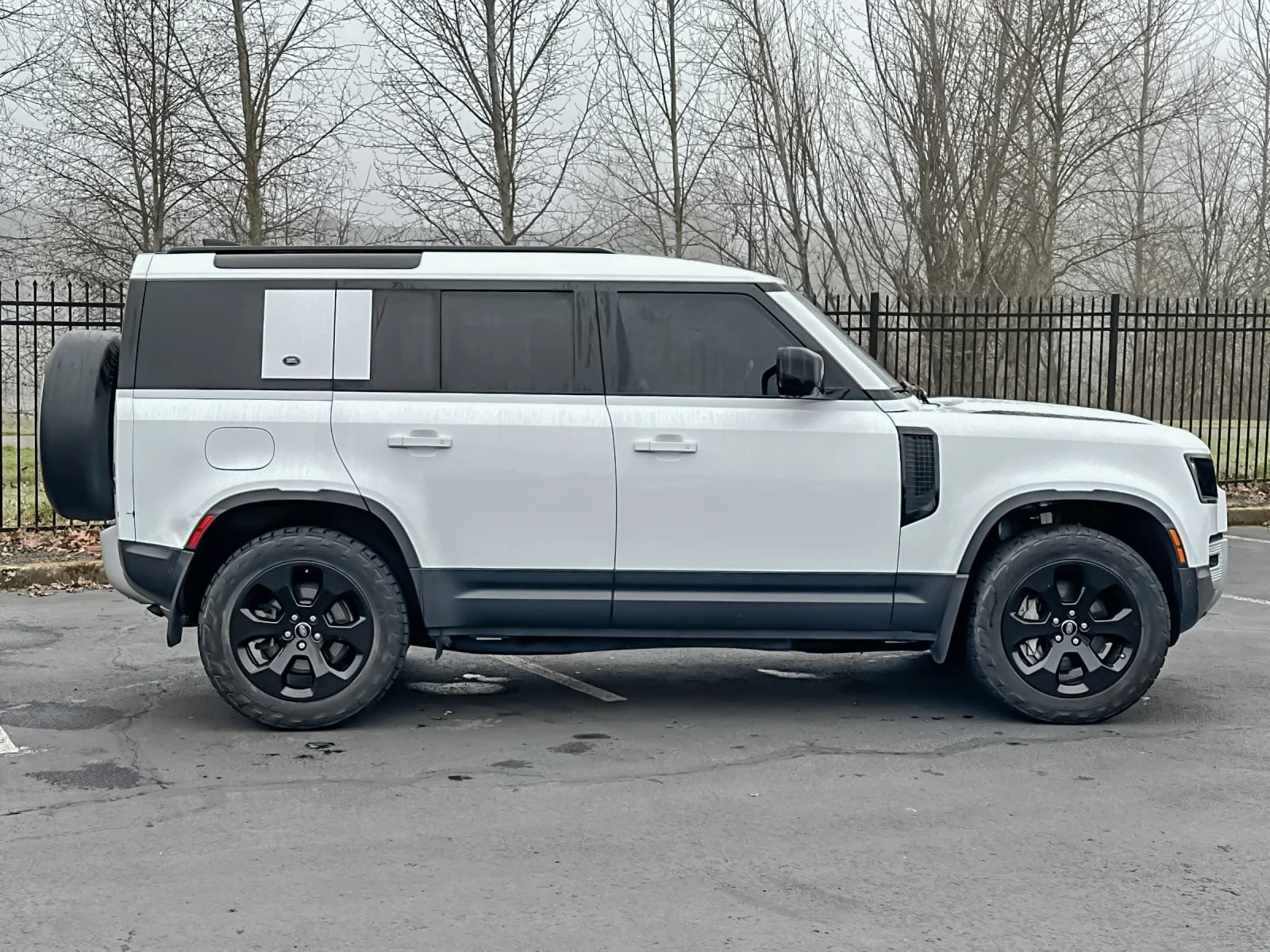 Used 2020  Land Rover  image 3
