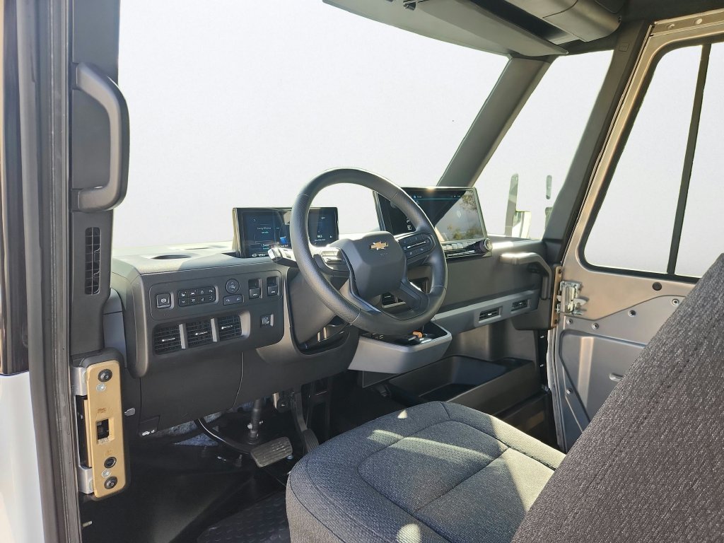 Used 2025 White Chevrolet 600 image 9