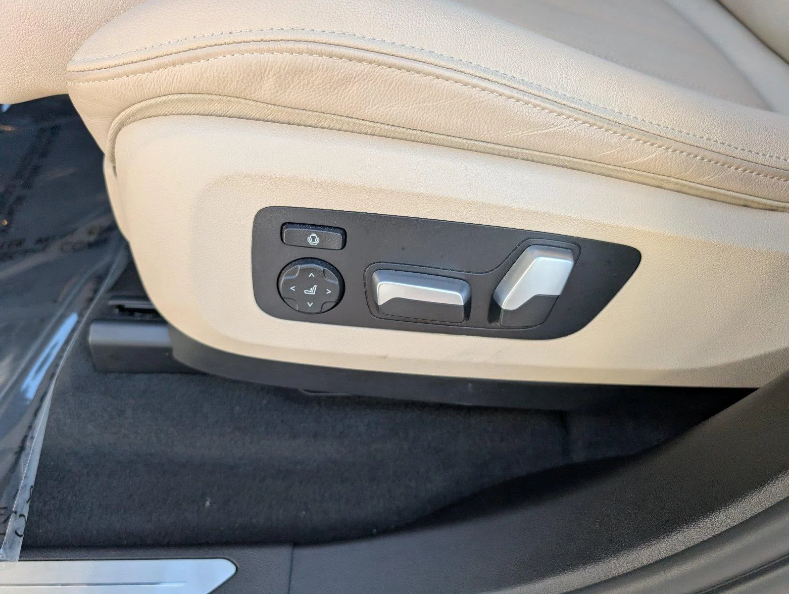 Used 2021 Mineral White Metallic BMW sDrive40i image 14