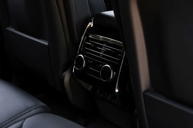 New 2026 Santorini Black Land Rover Dynamic SE image 44