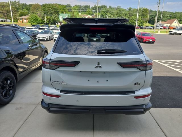 Used 2025 White Mitsubishi Trail Edition image 4