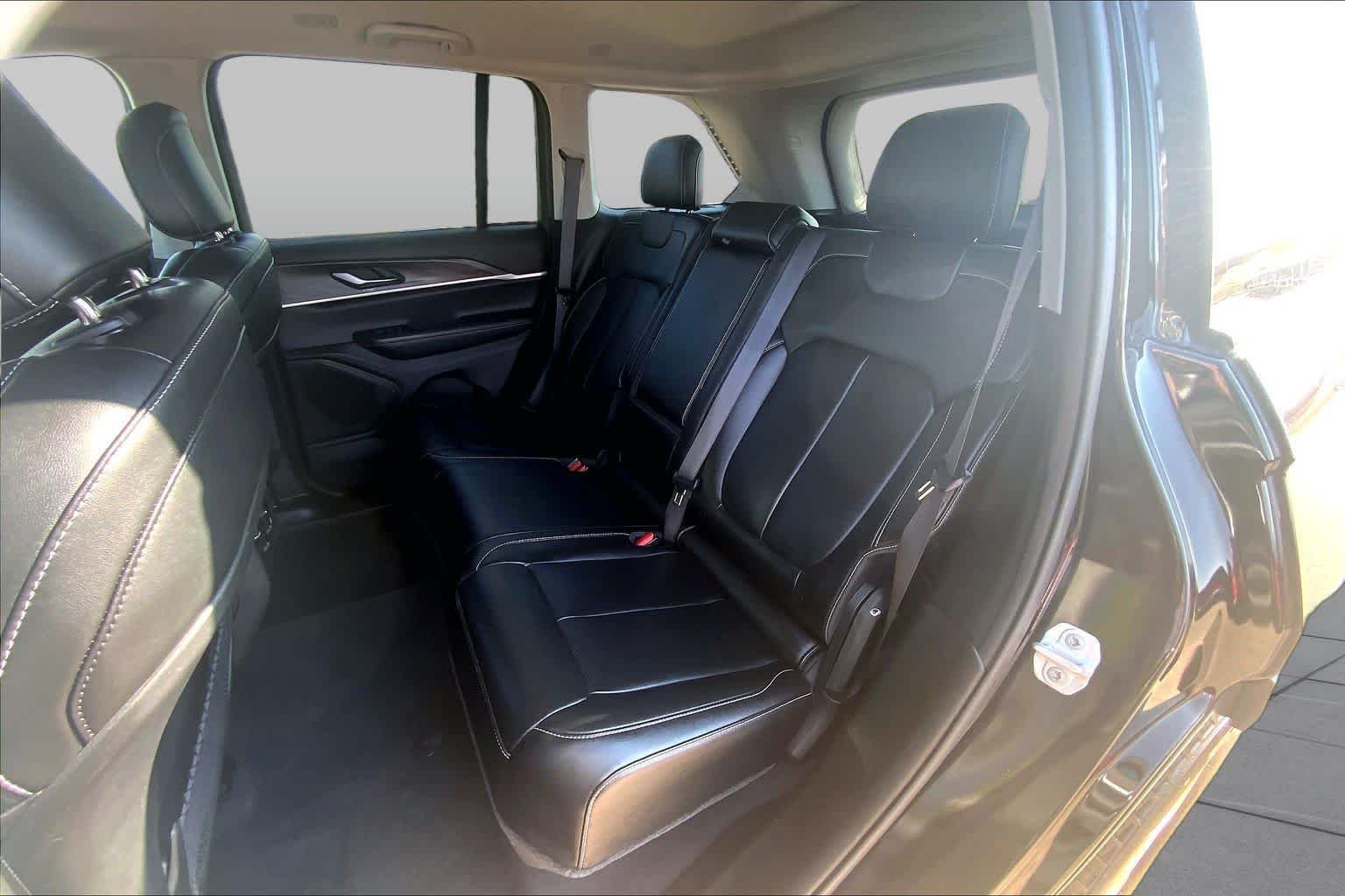 Used 2023 Diamond Black Crystal Pearlcoat Jeep Limited image 21