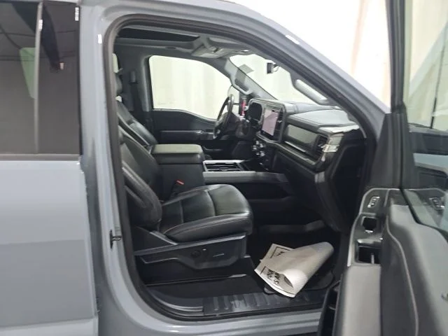 Used 2025  Ford Lariat image 8