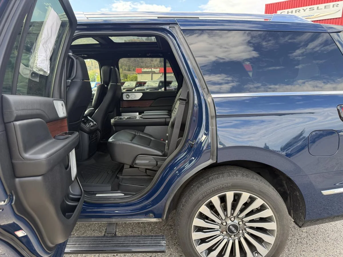 Used 2020 Blue Lincoln Reserve image 17