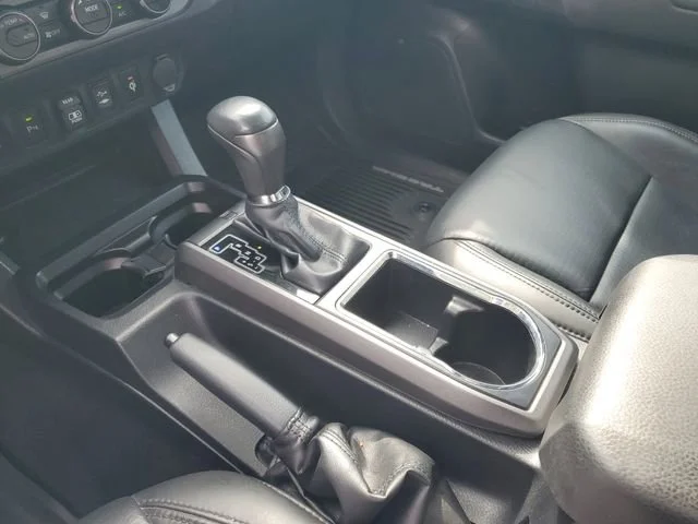 Used 2018 Super White Toyota SR5 image 21