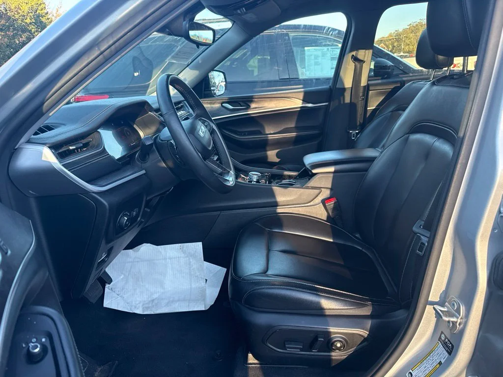 Used 2023 Silver Jeep Limited image 5