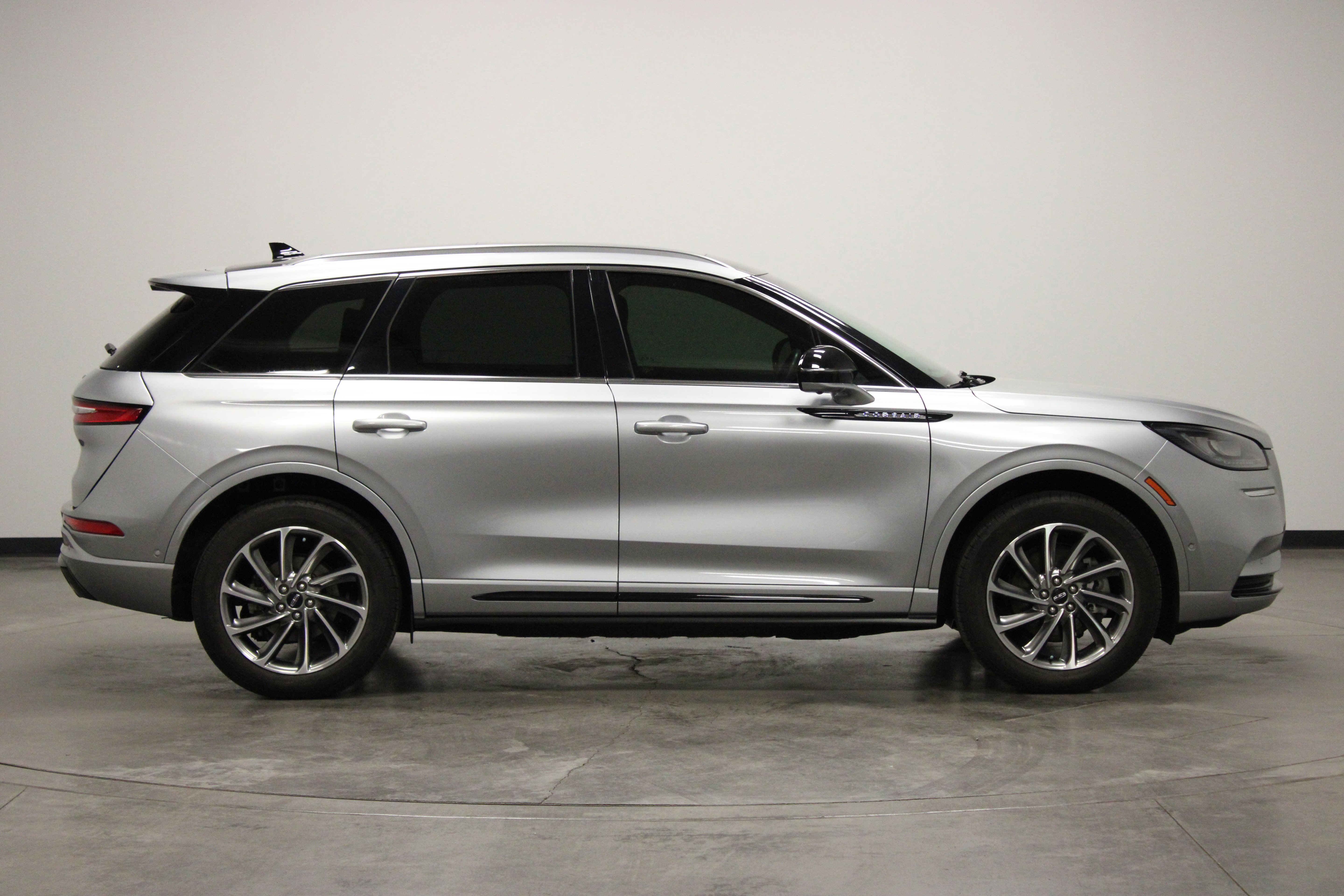 Used 2022 Silver Radiance Metallic Clearcoat Lincoln Grand Touring image 9