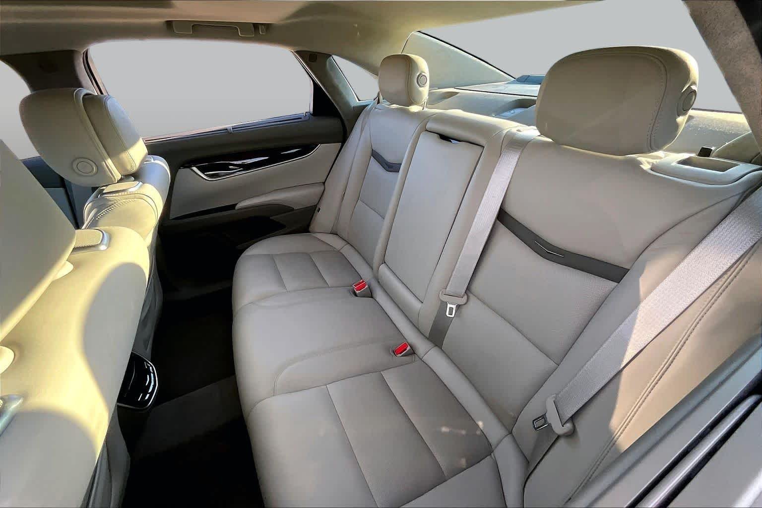 Used 2014 White Diamond Tricoat Cadillac Platinum image 19