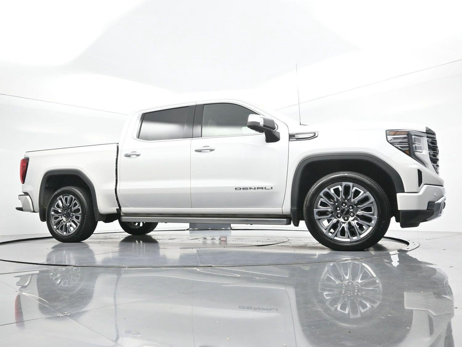 Used 2025 White Frost Tricoat GMC Denali Ultimate image 47