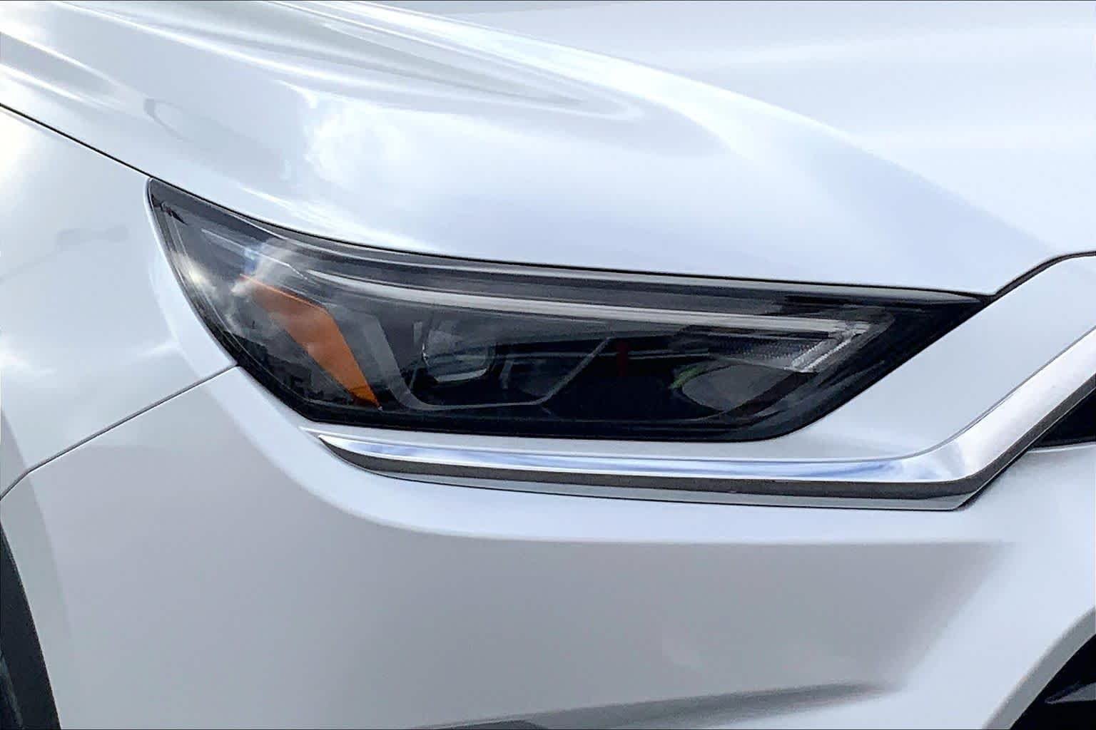 New 2026 Wind Chill Pearl Toyota Platinum image 13