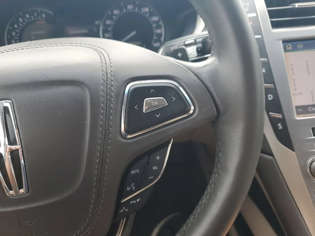 Used 2020 Blue Lincoln Reserve image 22
