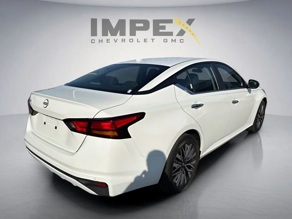 Used 2025 White Nissan SV image 5