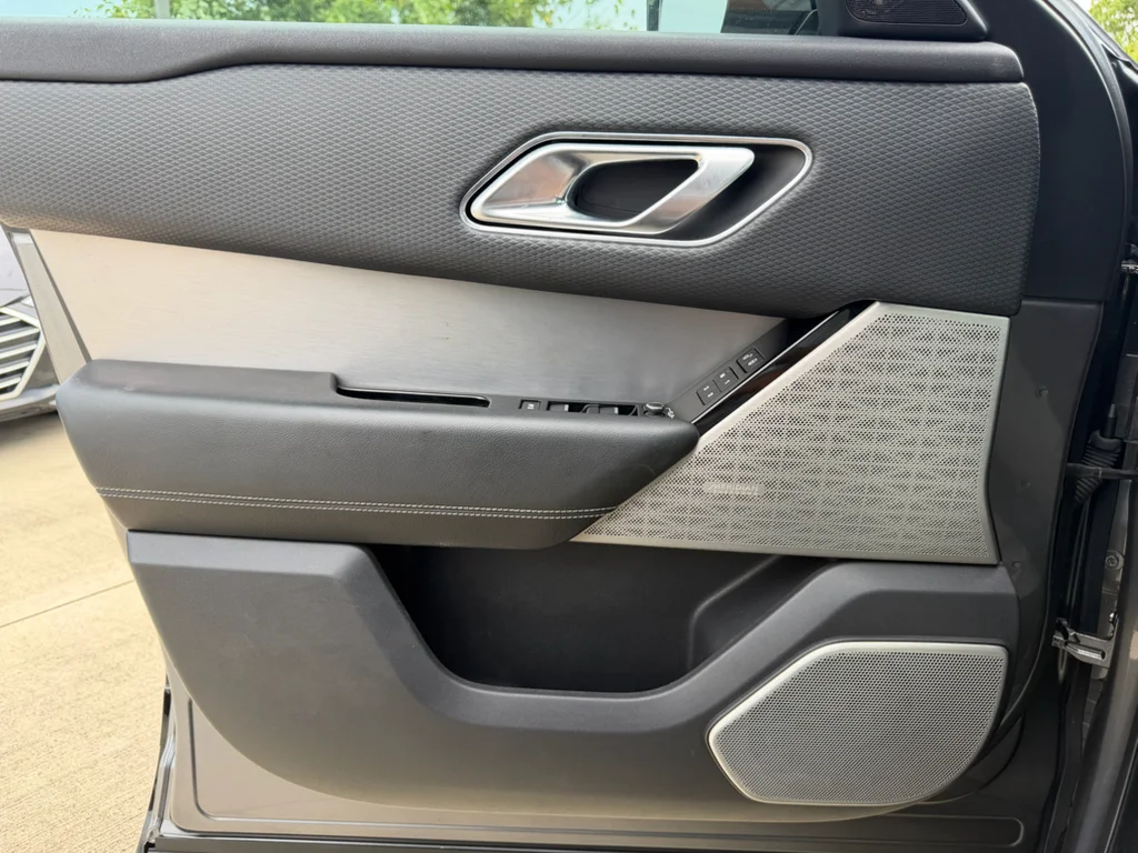 Used 2019 Corris Grey Metallic Land Rover R-Dynamic SE image 25