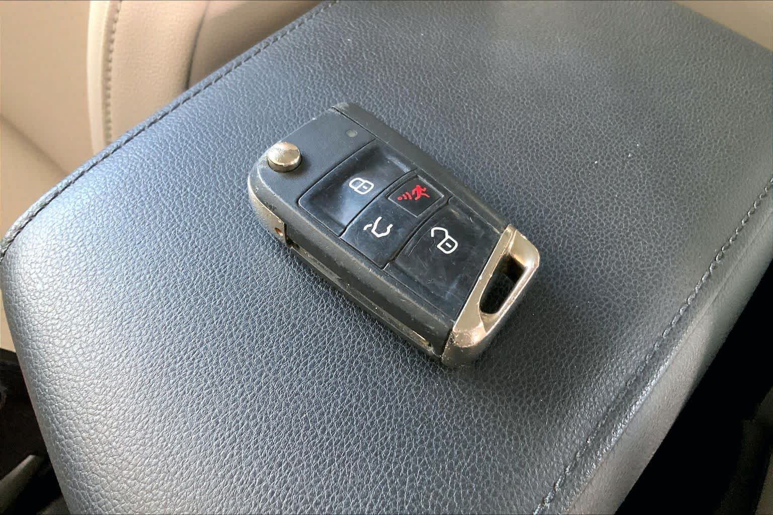 Used 2019 Cardinal Red Metallic Volkswagen SE image 15