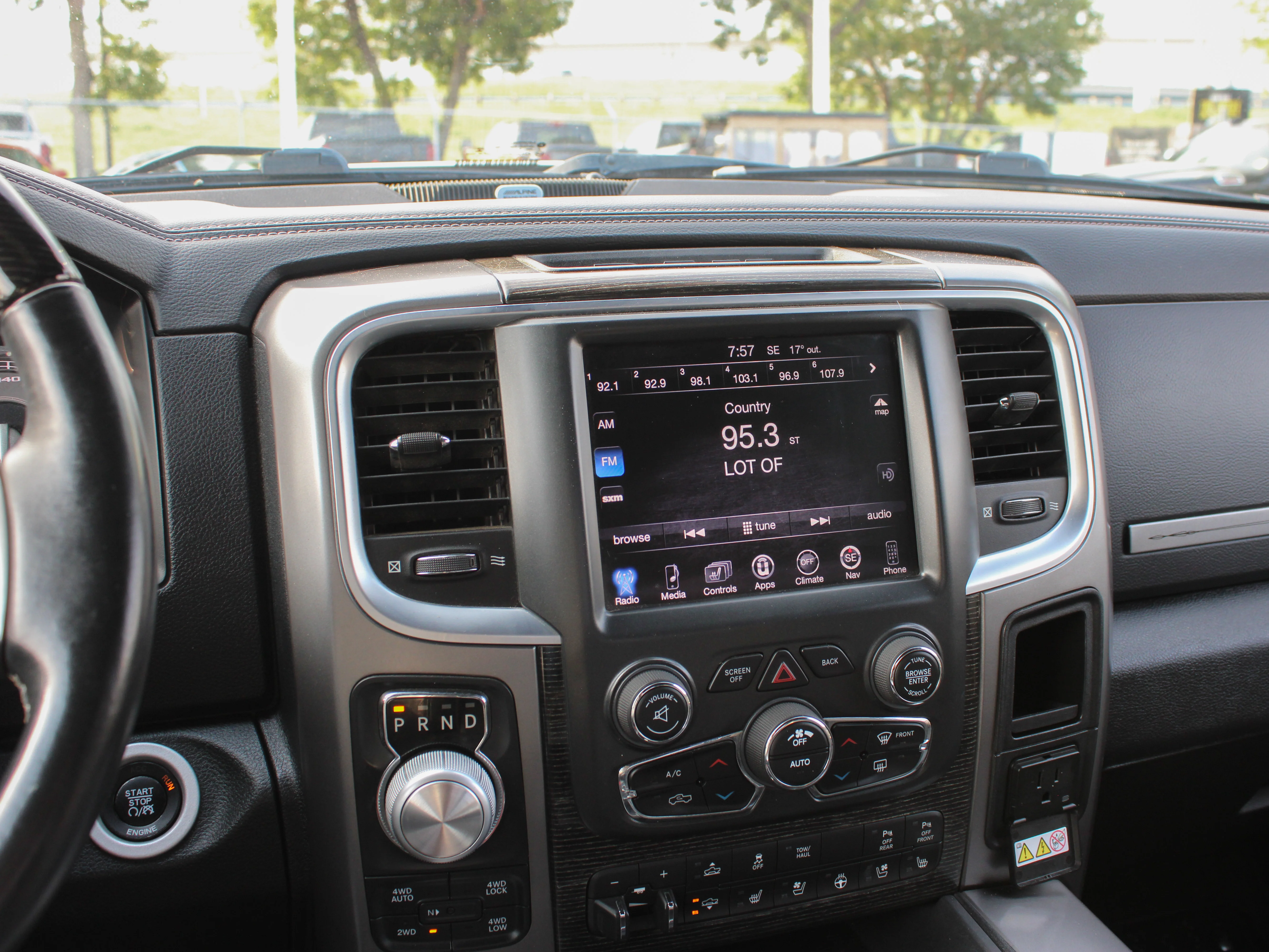 Used 2016 White RAM Limited* | 5.7L V8 | Leather | Heated & Cooled Seats | Sunroof image 18