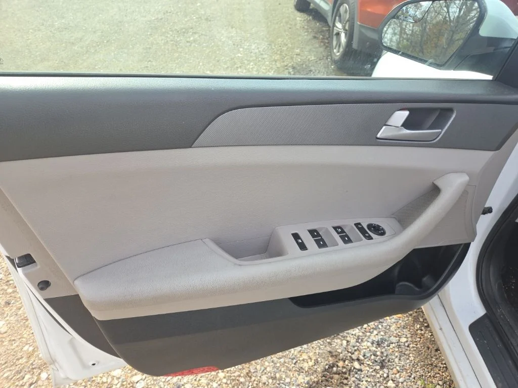 Used 2016 White Hyundai SE image 8