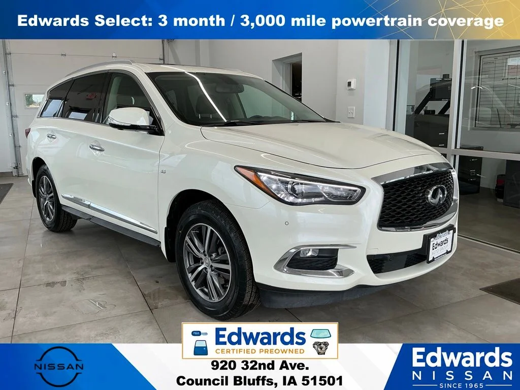 Used 2017 White INFINITI Base image 2