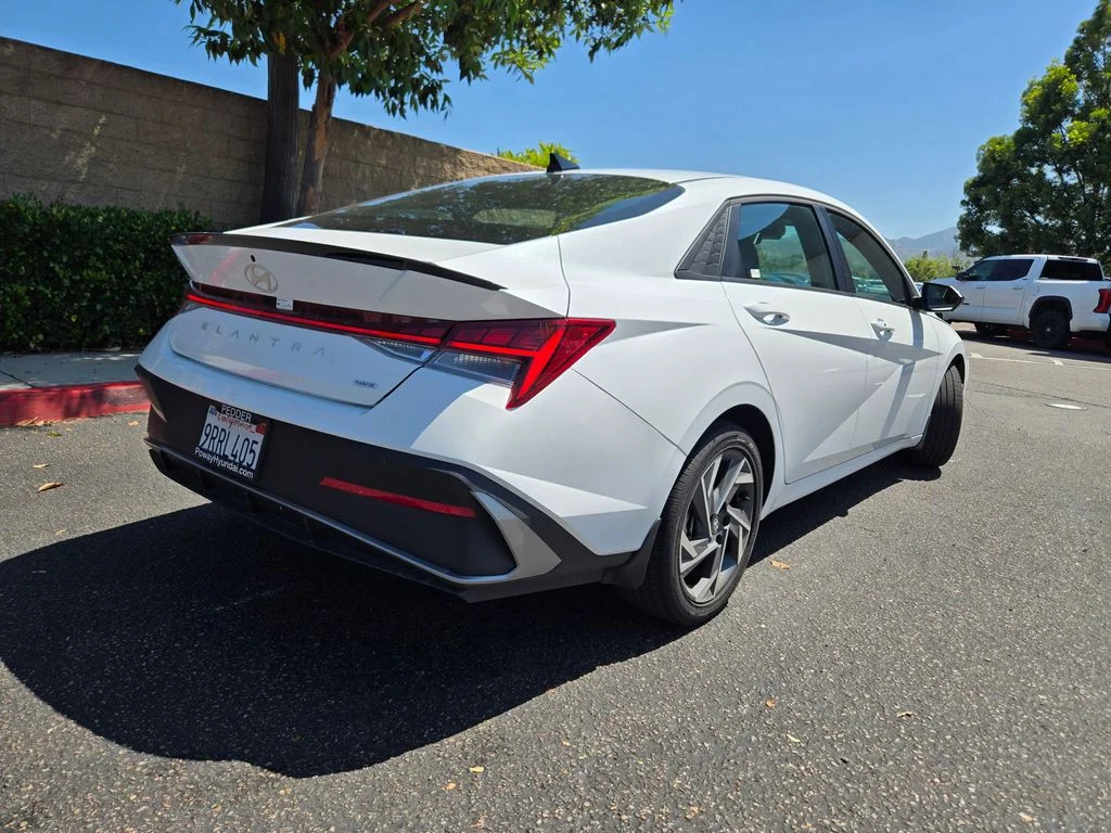 Used 2025 White Hyundai SEL Sport image 7