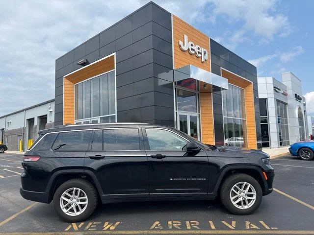 Used 2021 Diamond Black Crystal Pearlcoat Jeep Laredo image 1