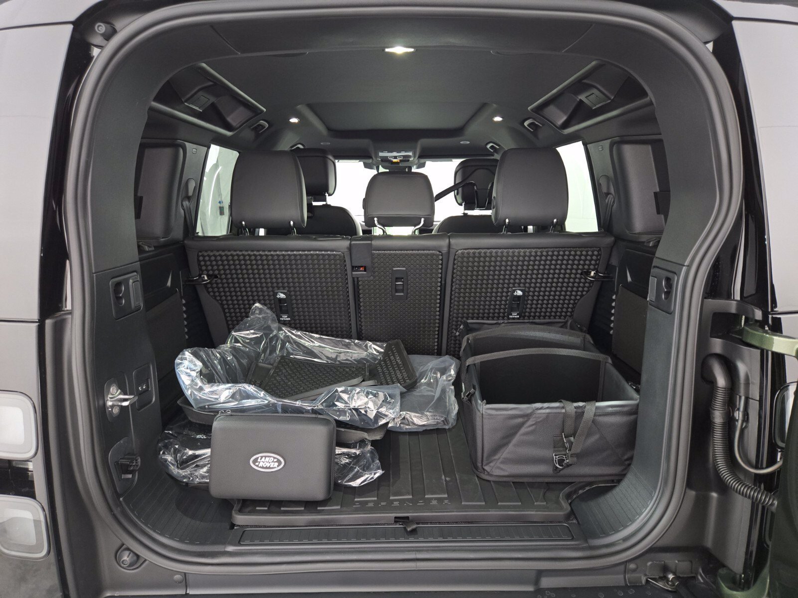 New 2026 Woolstone Green Land Rover X-Dynamic SE image 15