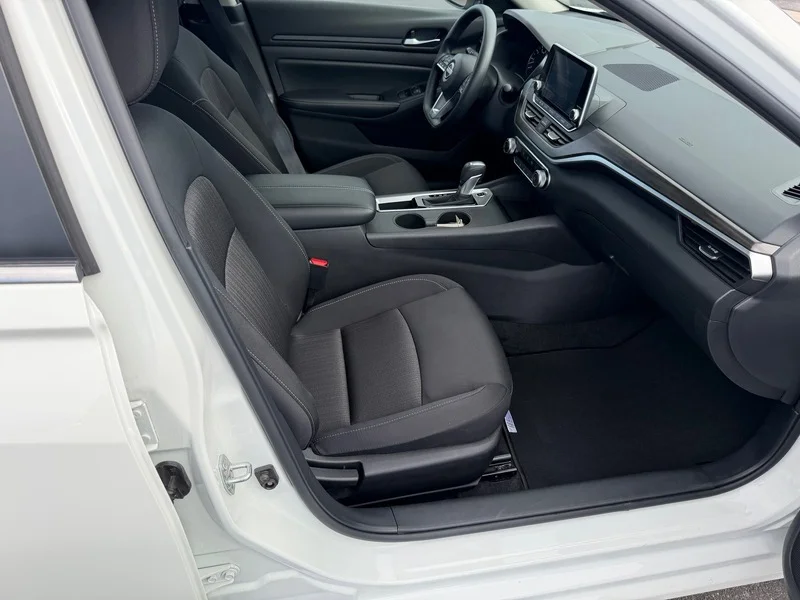 Used 2025 Glacier White Nissan SV image 19