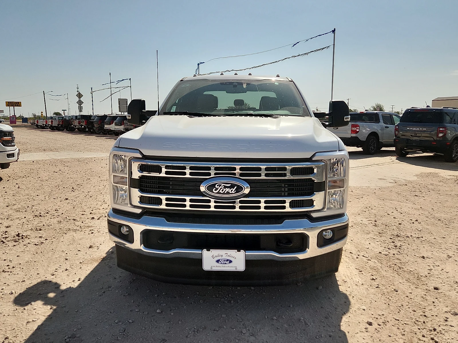 New 2027 Oxford White Ford XLT image 2