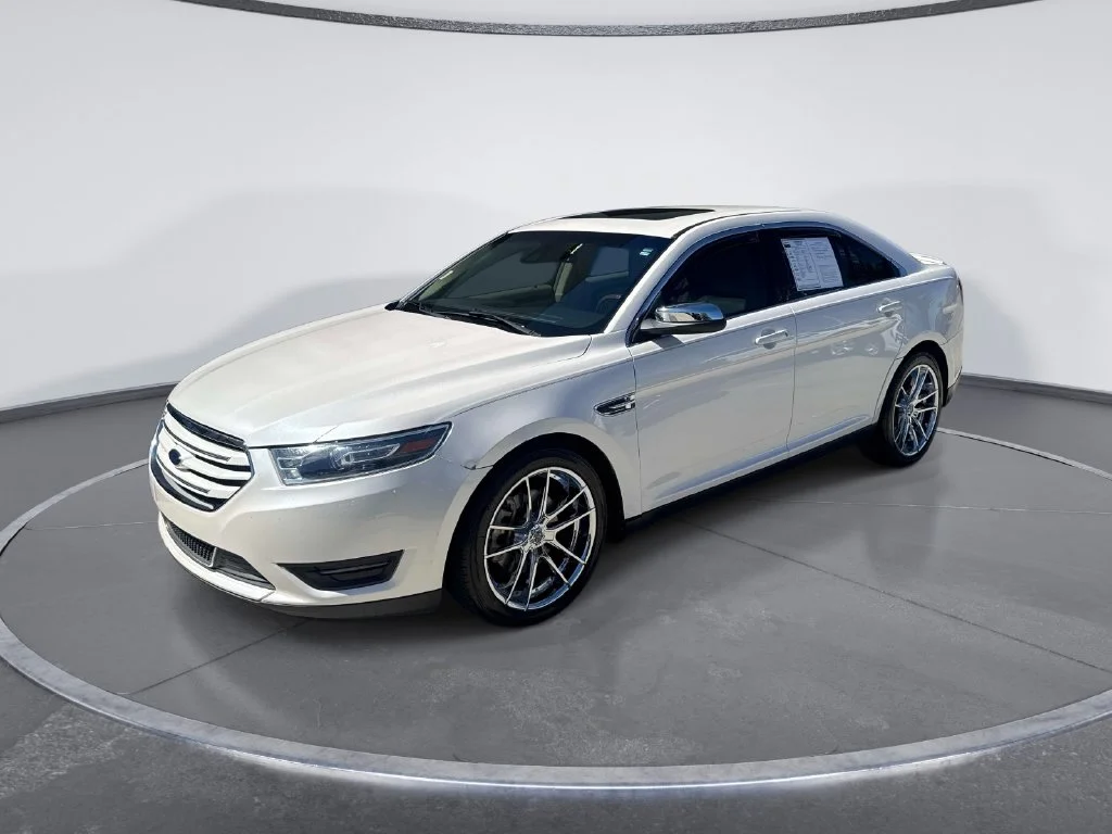 Used 2018 White Ford Limited image 3