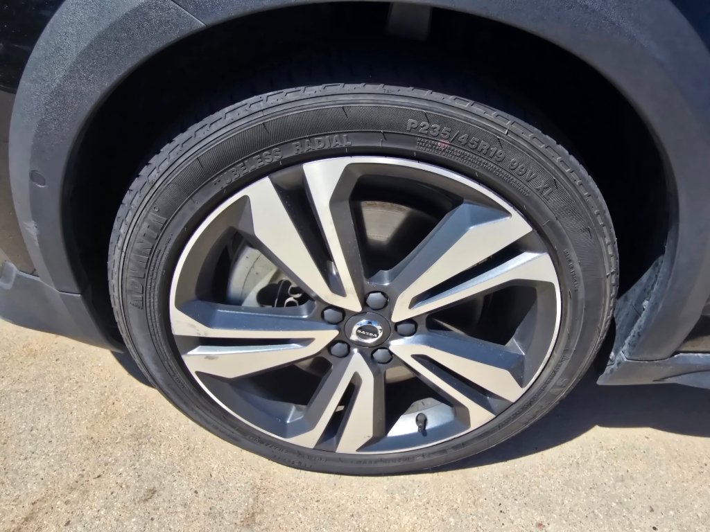 Used 2025 Onyx Black Metallic Volvo Plus image 9