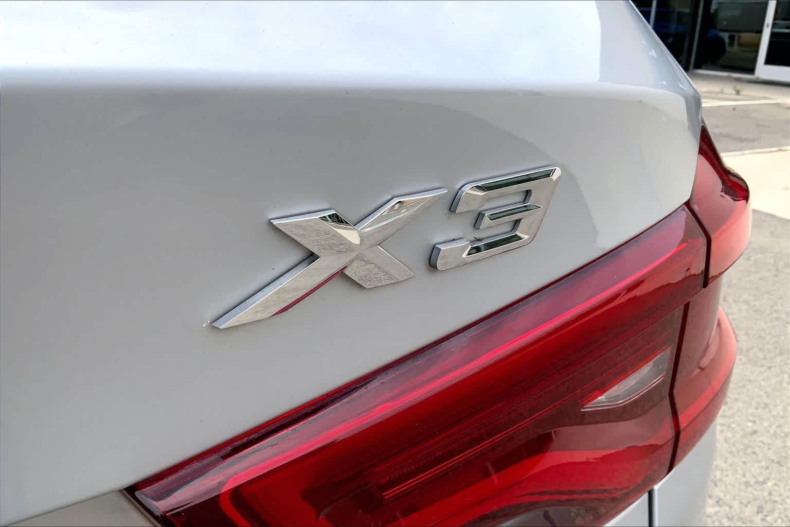 Used 2018 Dark Graphite Metallic BMW xDrive30i image 9