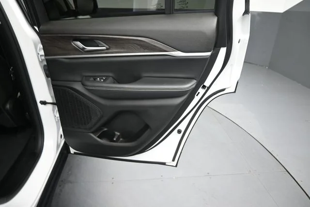 Used 2023 White Jeep Limited image 27