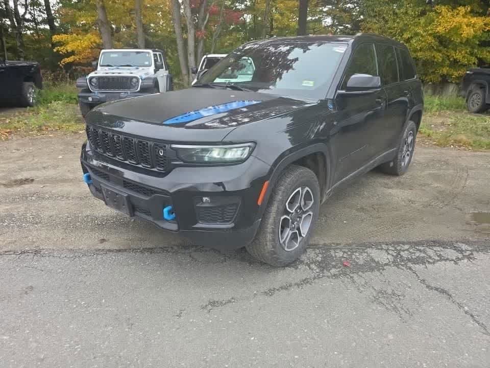 Used 2023 Diamond Black Crystal Pearlcoat Jeep Trailhawk image 2