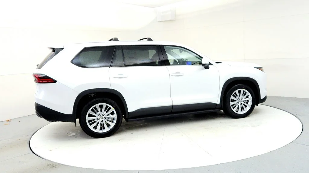 New 2026 Wind Chill Pearl Toyota Platinum image 6