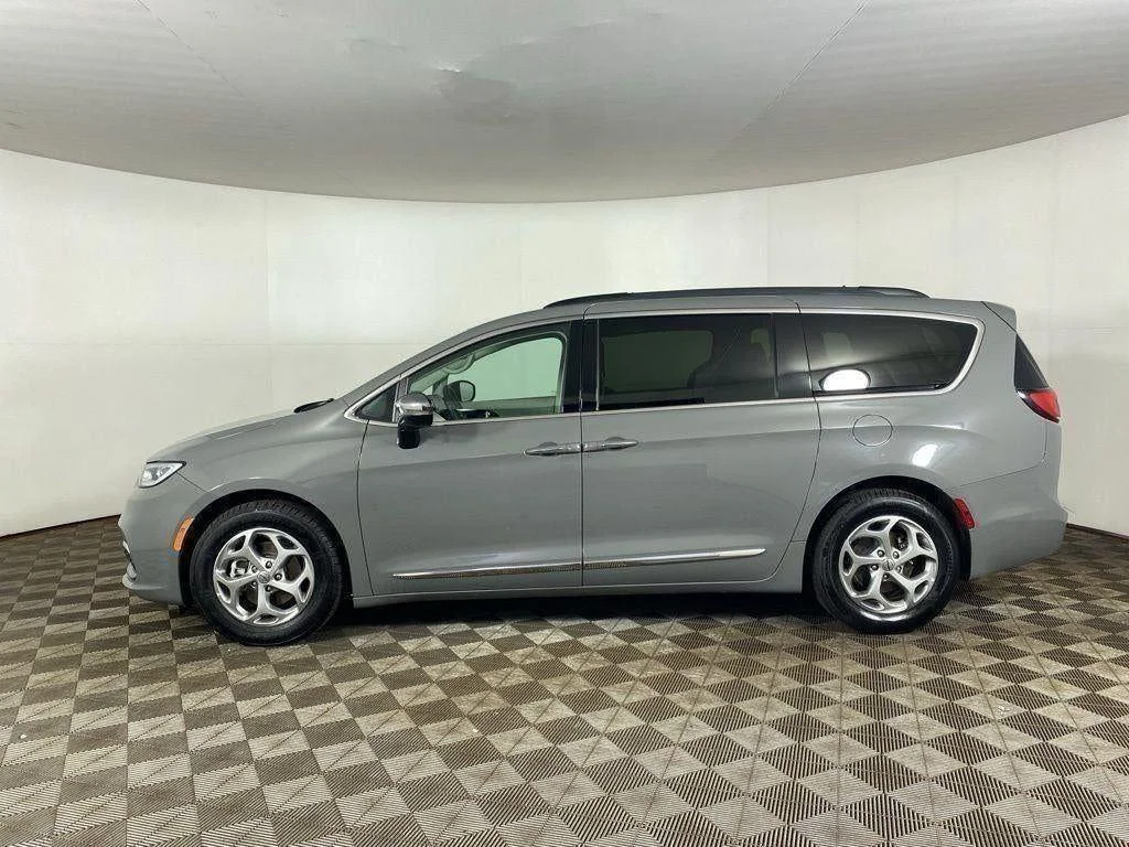 Used 2023 Ceramic Gray Clearcoat Chrysler Limited image 40