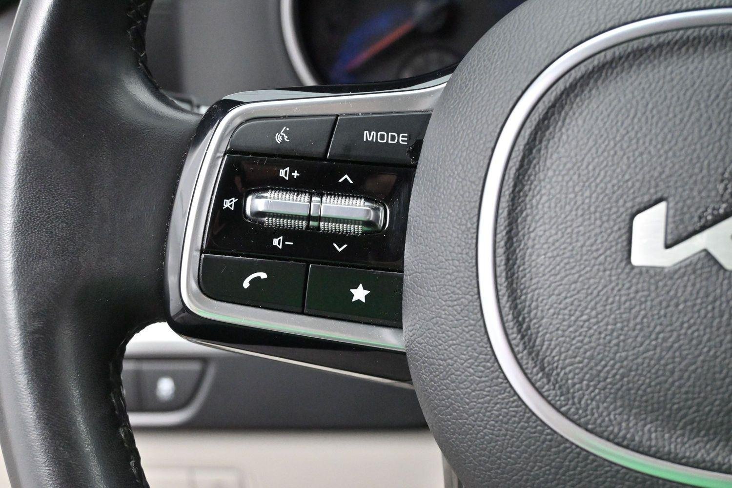 Used 2022 Snow White Pearl Kia LXS image 17