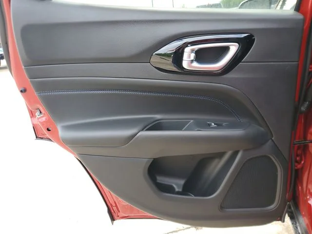 New 2026 Red Hot Pearl-Coat Exterior Paint Jeep Latitude image 11