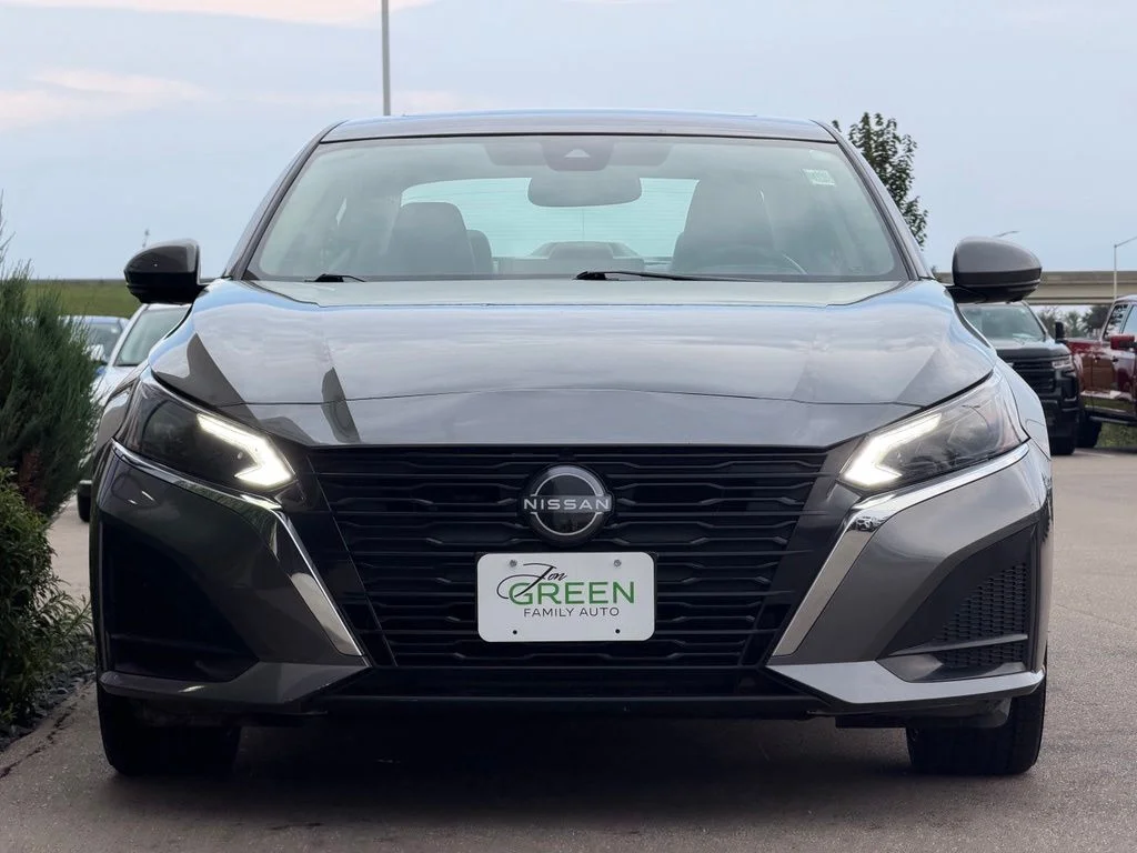 Used 2023 Gray Nissan Platinum image 6