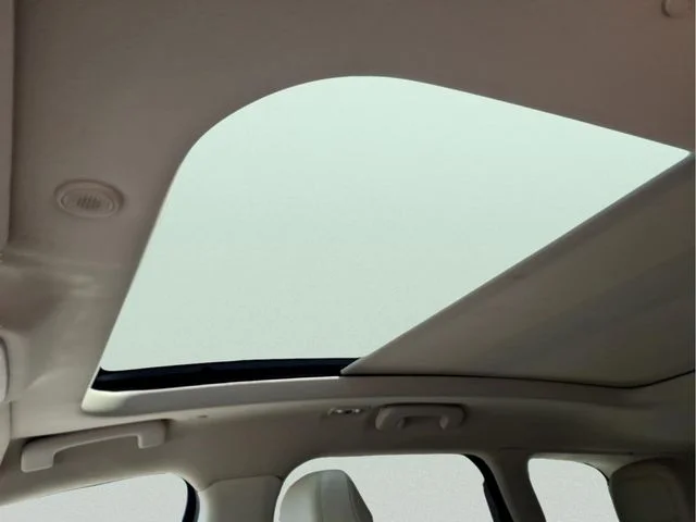 Used 2022 White Lincoln Grand Touring image 14