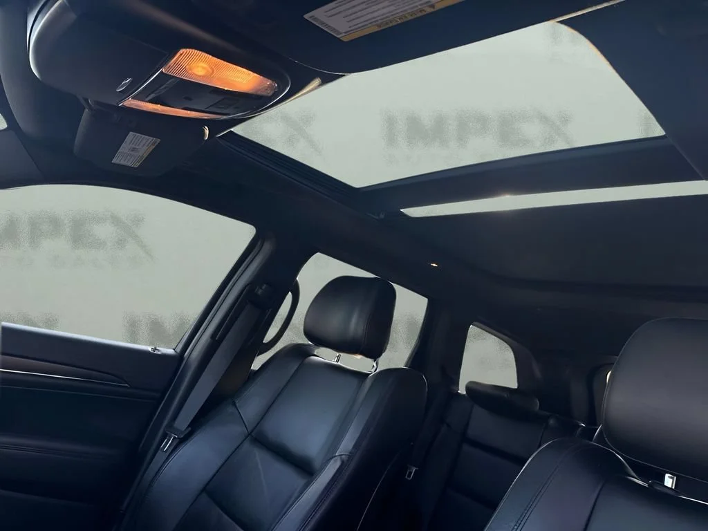 Used 2018  Jeep Limited image 12