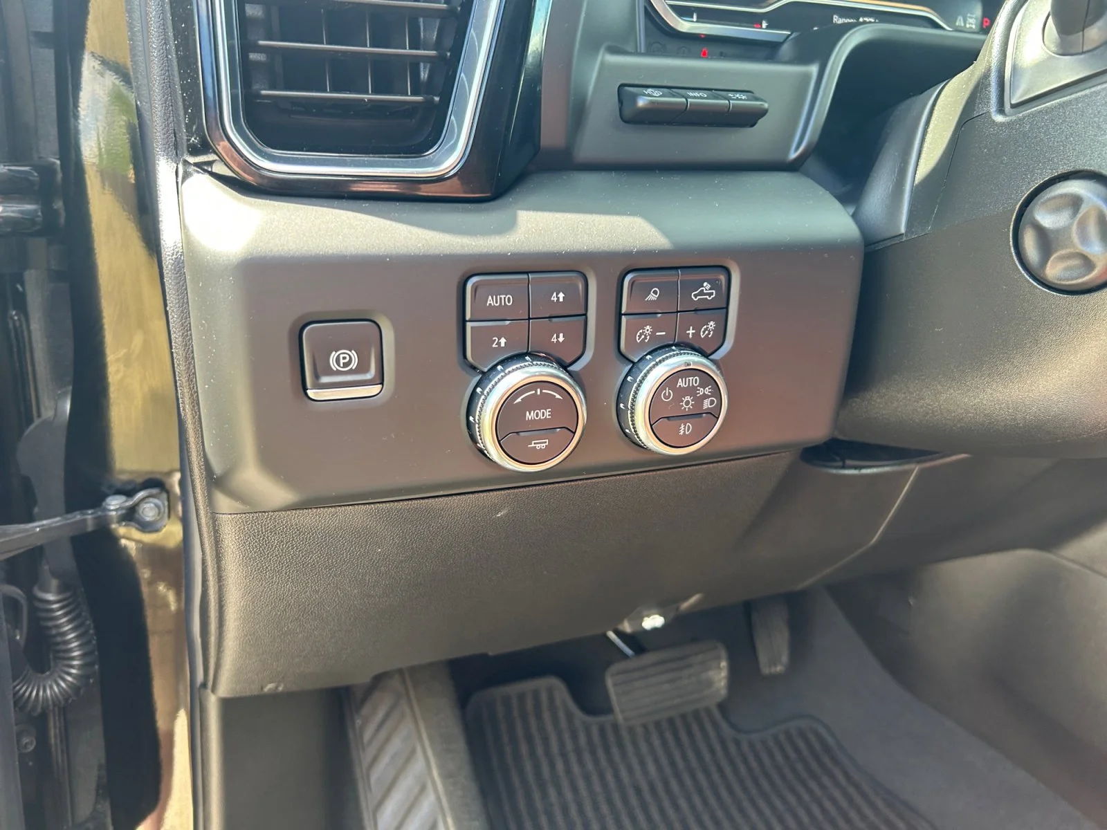 Used 2025 Black GMC Denali Ultimate Crew Cab image 16