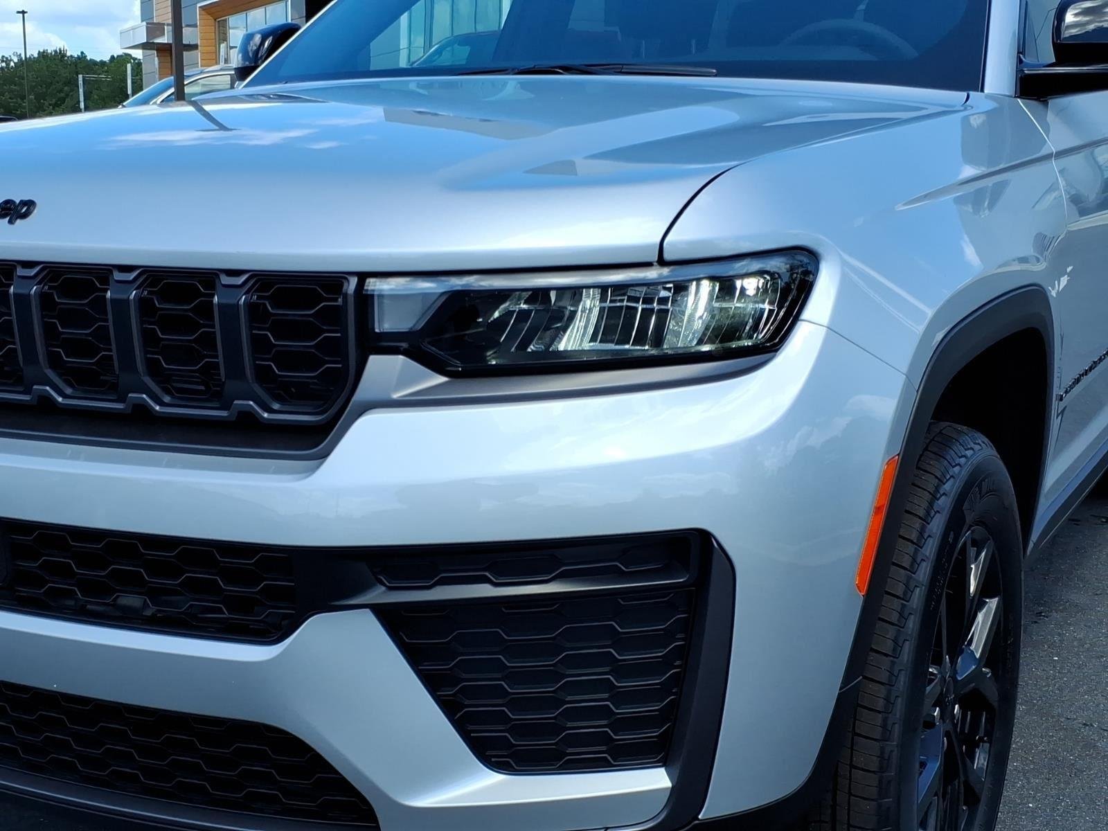 New 2026 Silver Zynith Exterior Paint Jeep Laredo Altitude image 15