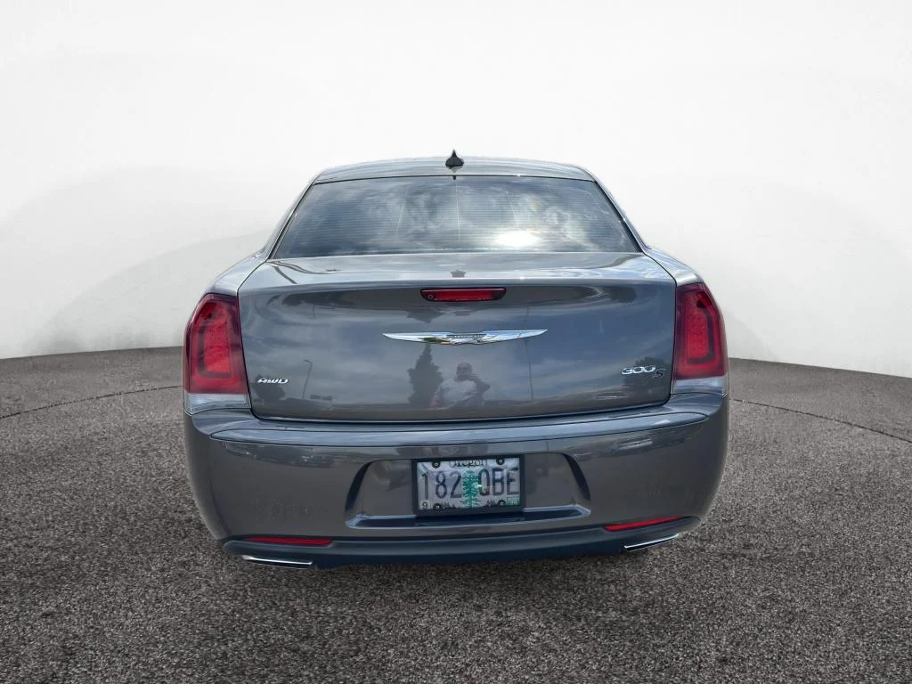 Used 2019 Granite Crystal Metallic Clearcoat Chrysler 300S image 7