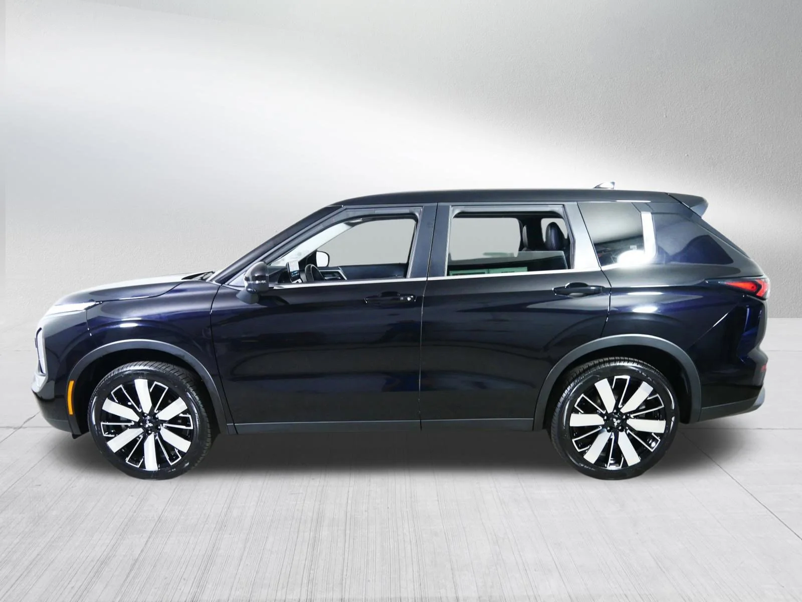 Used 2025 Labrador Black Pearl Mitsubishi SE image 4