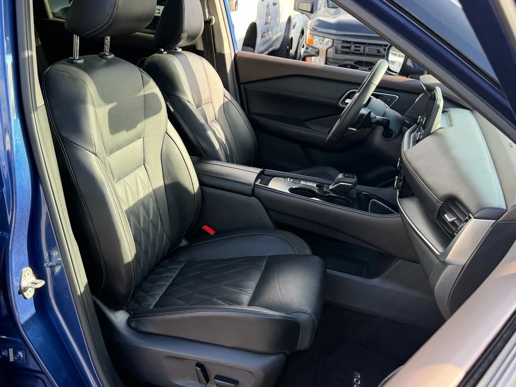 Used 2023 Blue Nissan Platinum image 18