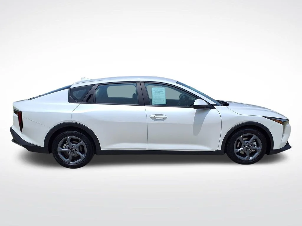 Used 2025 White Kia LXS image 10