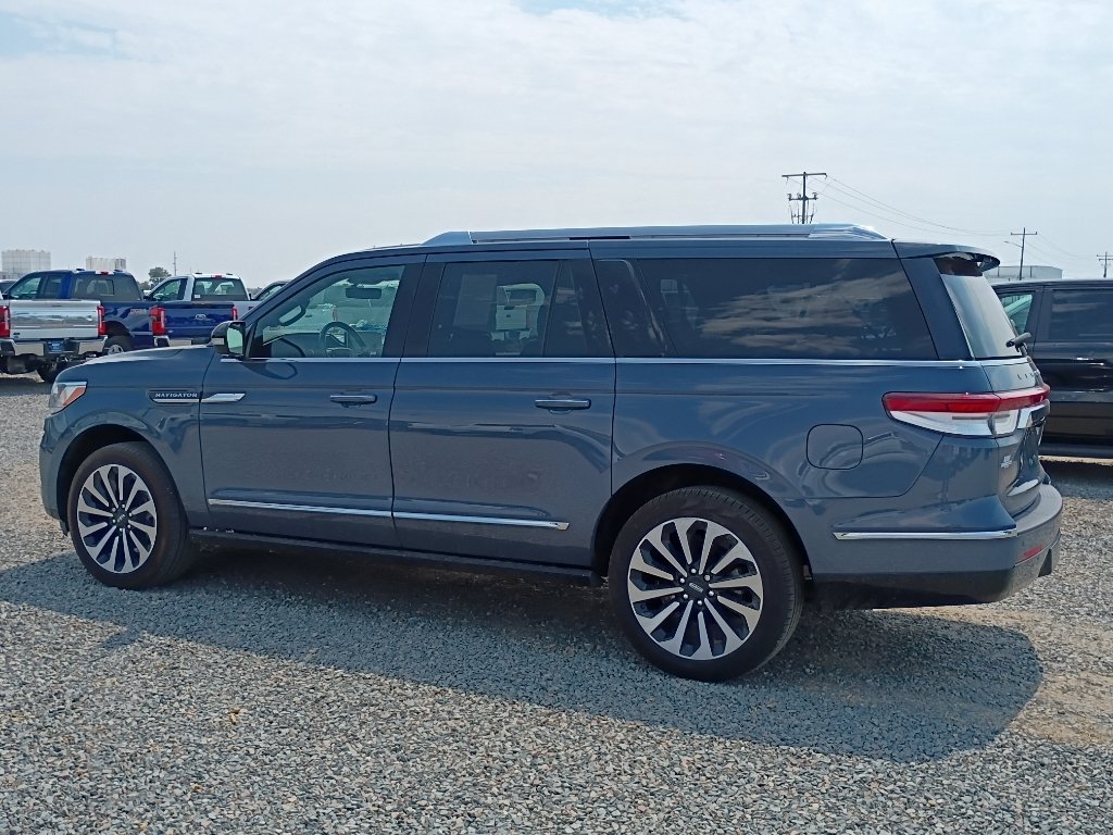 Used 2022 Ocean Drive Blue Metallic Tinted Clearcoat Lincoln Reserve image 3