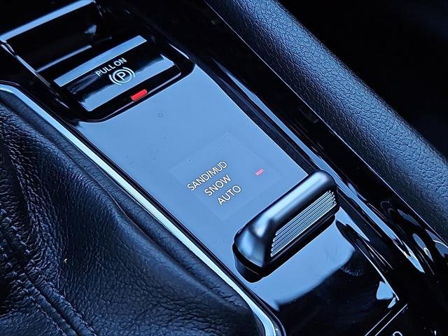 New 2026 Diamond Black Crystal Pearl-Coat Exterior Paint Jeep Latitude image 26