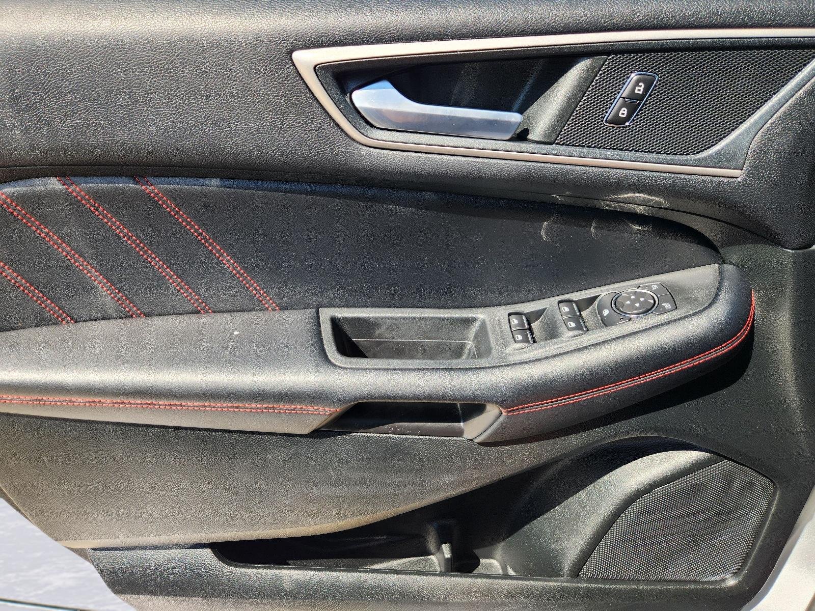 2022 Ford Edge photo 22 of 33